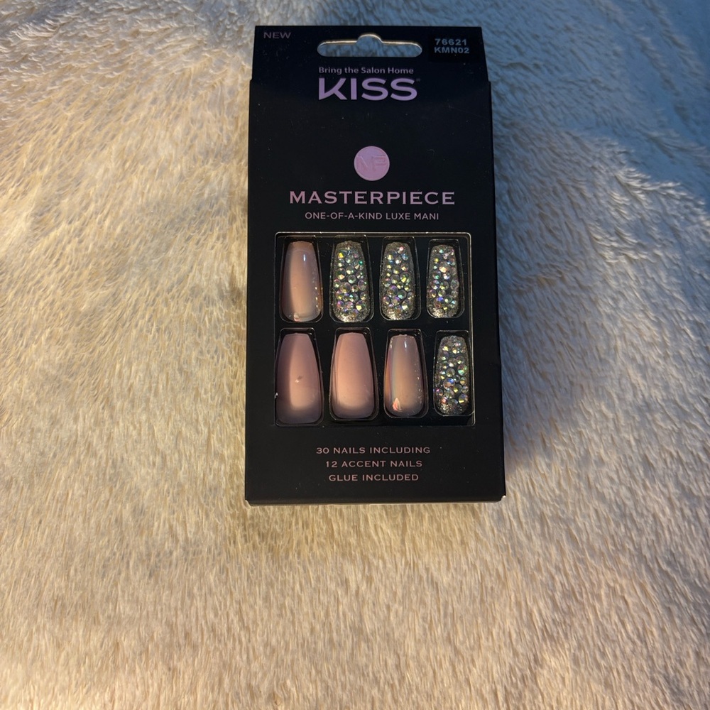 Kiss Masterpiece Luxe Mani Nails - Pink and Glitter